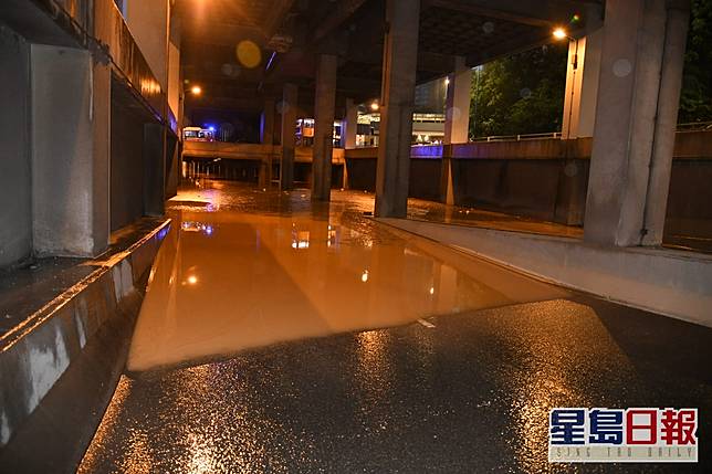 觀塘道下行車道暴雨浸滿水小巴的士死火一度被困