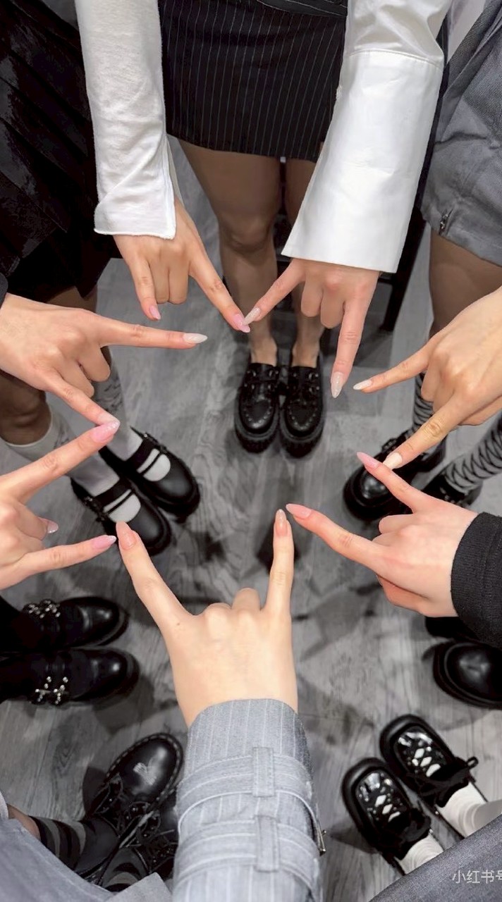 =͟͟͞♡ 🍂 K-POP ♬ 披 薩 店 🍕 ｡˚✩‧₊˚‧