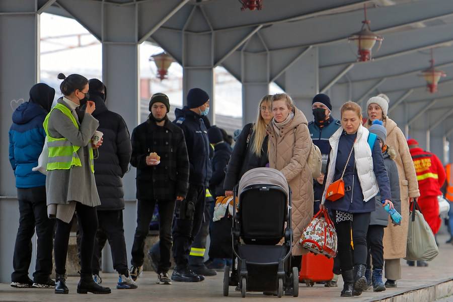 Ukrainian Volunteer Assists Fellow Compatriots In Bucharest | XINHUA ...