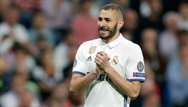 Ekspresi pemain Real Madrid, Karim Benzema saat Real Madrid sukses menambah gol dalam laga leg kedua perempat final Liga Champions melawan Bayern Munchen di Santiago Bernabeu, Spanyol, 18 April 2017. AP Photo/Daniel Ochoa de Olza