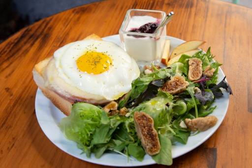 鍾瑶在自家咖啡店製作法式輕食「公雞太太」。記者季相儒／攝影