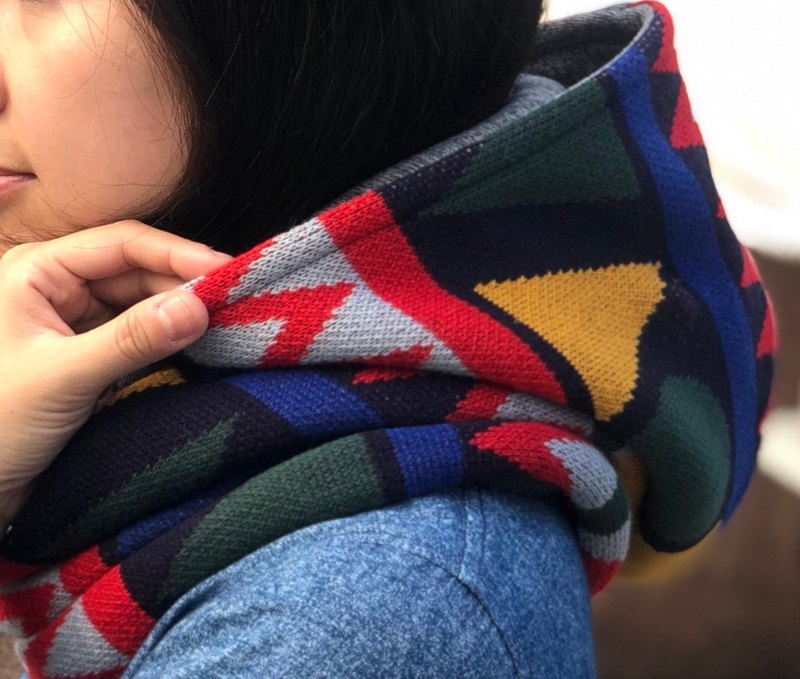 生活再啊雜也不能低頭 因為會有雙下巴 讓胡迪圍巾來溫暖這個寒冷的冬天 雙層連帽圍巾 韓國布料 台灣製造 冬季限定超限量上市 彩色針織x單色刷毛 韓國布料x台灣製造