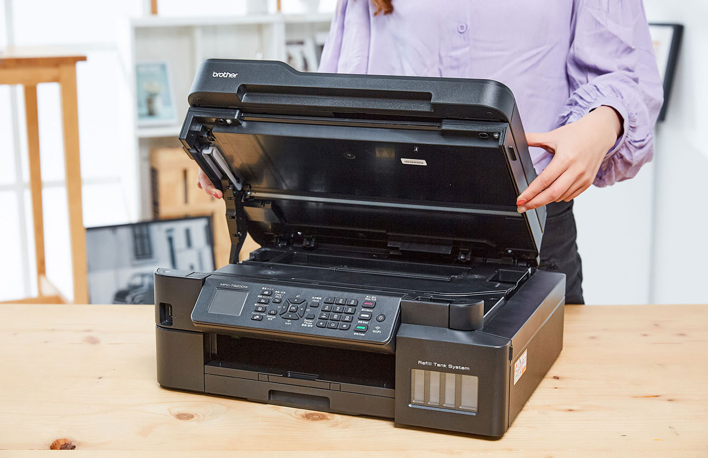 接下來將平台掃描器向上掀開，即可露出機身正面右側的墨水槽。