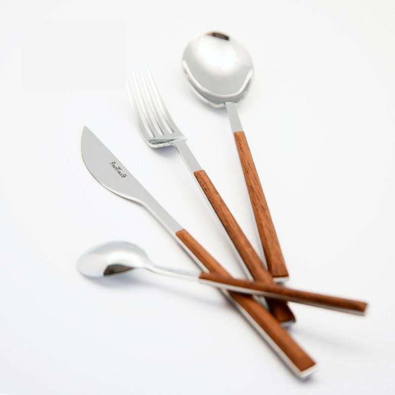 Sushi Queen系列-不鏽鋼的亮麗外表與溫潤的仿木紋握柄，結合出細緻且現代的外觀，自然樸實卻又讓人感到俐落而新穎，採用18/10頂級不鏽鋼，高比例的鉻使餐具更加強韌及增加耐用性，金屬鎳則常保餐具