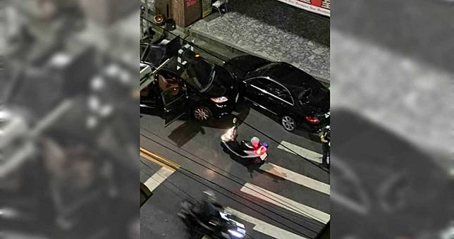 高中屁妹持安全帽猛打同學頭　男友幫出氣卻誤砸賓士車