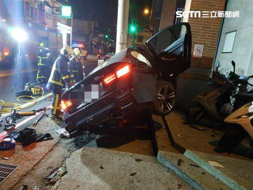 不顧車上載妻小　男酒駕衝撞變夾心餅