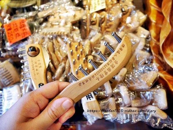 【三峽老街】三峽必買伴手禮 #台灣檜木館 #彰化社頭棉襪機能服飾 #襪子一雙10元 #三角湧老街 (40).JPG