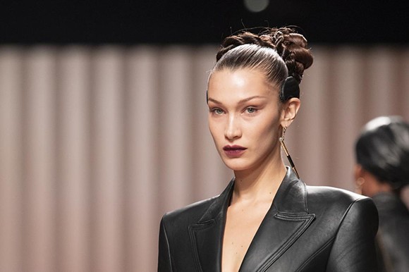 髪型を変えたベラ ハディッド カーラ ブルーニにそっくり