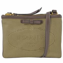 ◎★經典帆布+彩色皮革飾邊|◎★現代代簡約高雅設計款|◎★俐落簡約的造型品牌定位:國際精品品牌:PRADA背法:斜背/側背包款:斜背包/側背包顏色:棕色系外層材質:帆布外層材質說明:經典帆布+皮革飾邊