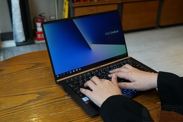Asus ZenBook 14 UX433FN 評測：全球最小 14 吋筆電，螢幕占比 92%、觸控板變數字鍵
