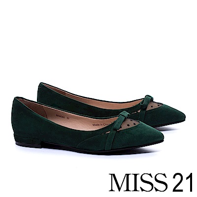 精選高質感羊麂皮面料製成小波點網紗拼接設計更顯典雅復古韻味2.2 cm粗低跟巧妙拉提腿部線條更修飾