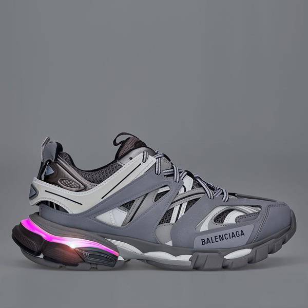 Balenciaga Track LED 再創「老爹鞋」高峰？這個LED 後跟好像似曾相似