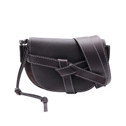 ◎馬鞍形的設計|◎打結的前腰帶蝴蝶結|◎柔軟小牛皮製成品牌:LOEWE品牌定位:國際精品背法:繫腰間/腰包包款:腰包顏色:棕色系外層材質:牛皮內層材質:麂皮適用性別:女生開口方式:掀開式尺寸-長X寬X