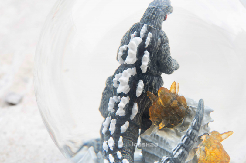 「哥吉拉水晶球icash2.0」外觀以經典水晶球紀念品為設計概念，重現哥吉拉破壞城市建築場景。