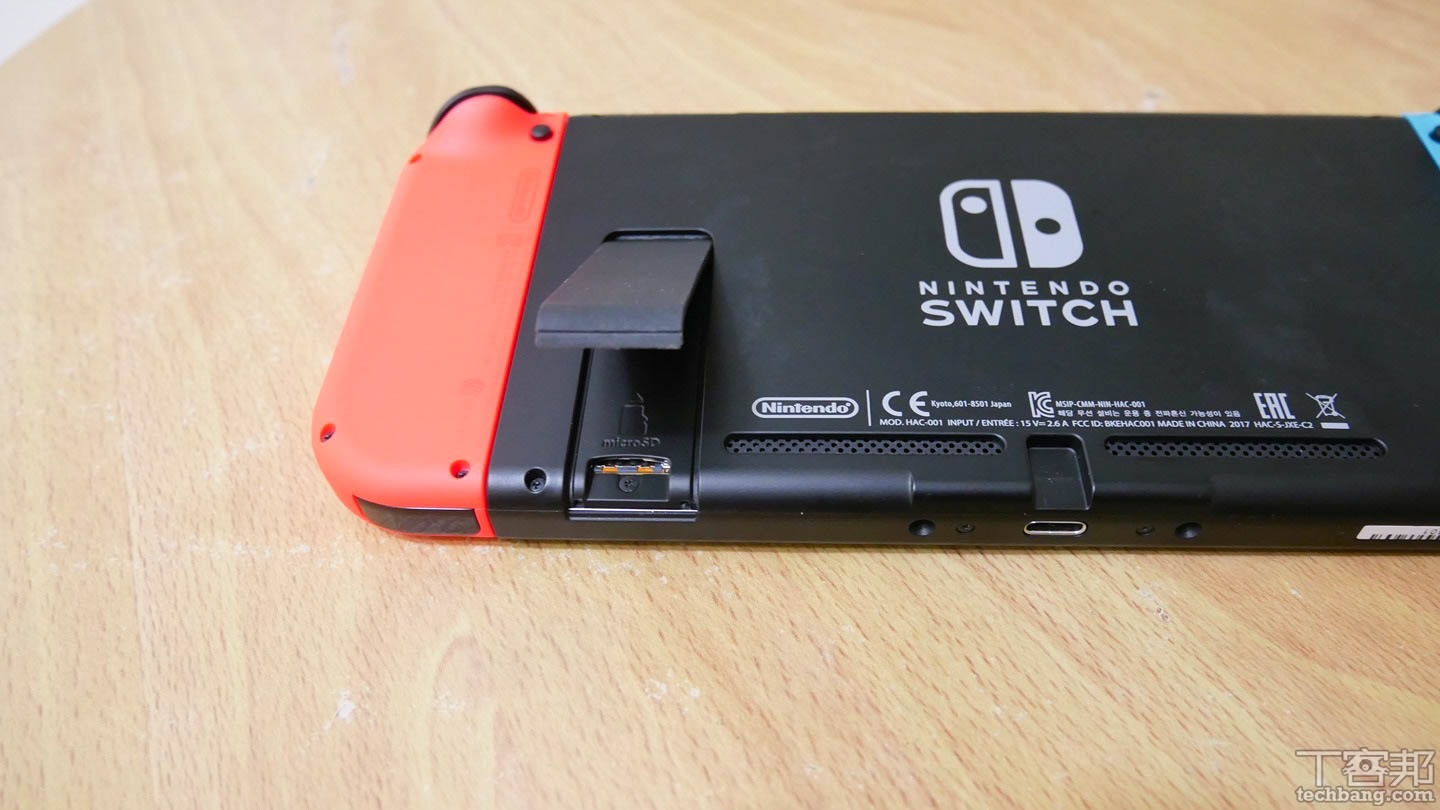 Switch 後方支架推開以後即可插入 Micro SD 記憶卡。