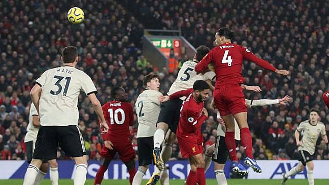 Bek Liverpool Virgil van Dijk, mencetak gol ke gawang Manchester United dalam pertandingan Liga Inggris di Anfield, Liverpool, 19 Januari 2020. Action Images via Reuters/Carl Recine