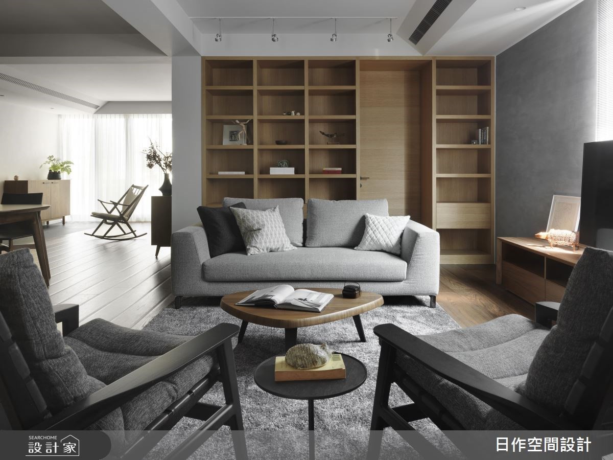 有底板的開放式格狀櫃也可以用來營造風格，也順便將寢室的門片隱藏起來，扮演修飾空間的重要角色