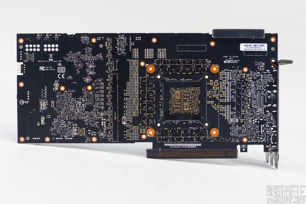 GeForce RTX 2080 Ti FTW3 Ultra Gaming 電路板背面，小顆黑壓壓的晶片負責監控電流，或是做為 power balancing 功能的 MOSFET 控制晶片