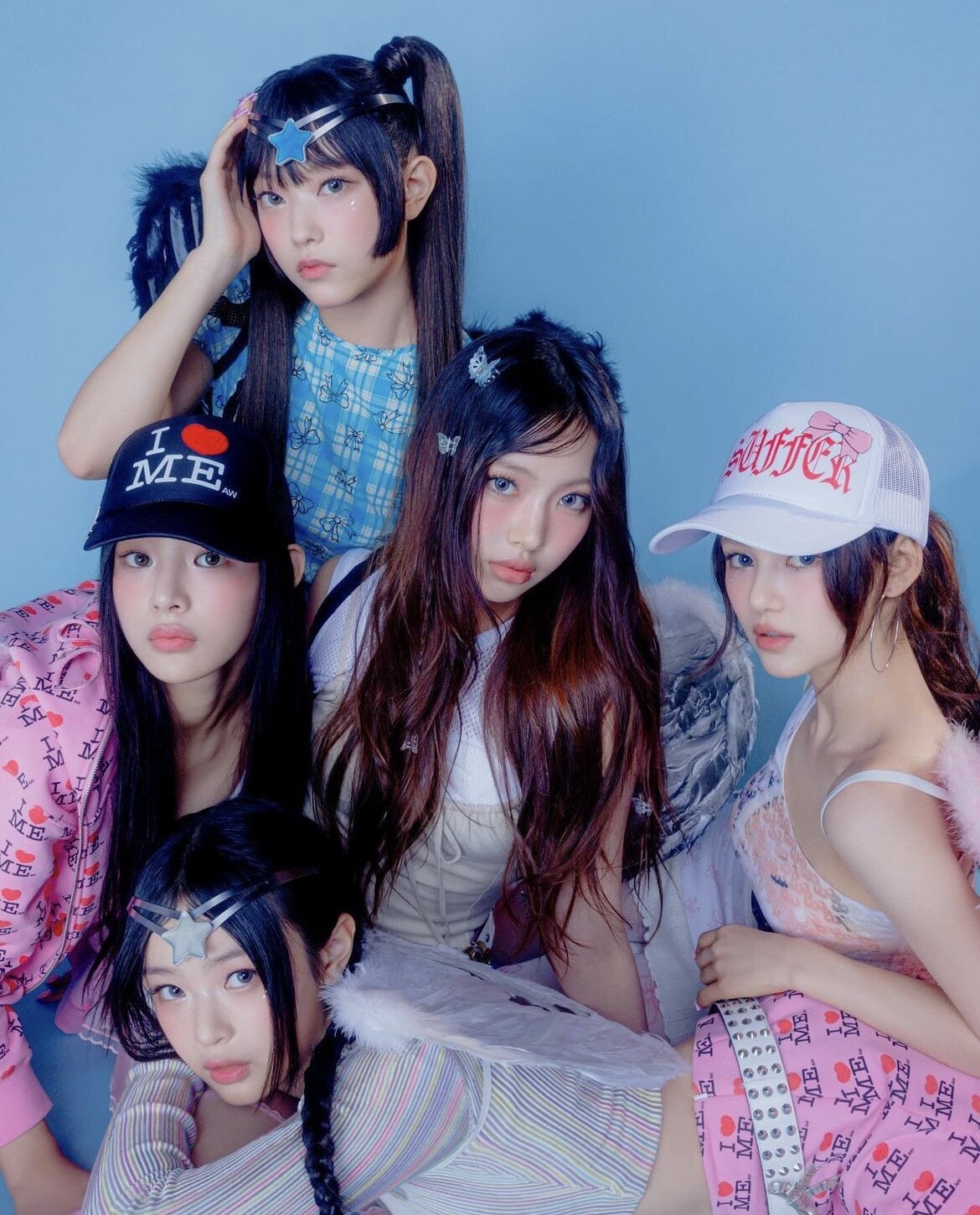 NewJeans登美國跨年特別節目！Y2K個性少女VS美式校園甜妹妝造超強，這款髮飾太酷啦！