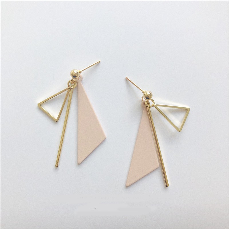 現貨供應中 #全館批發價可愛的淡粉色三角形鏤空的小三角設計 簡約韓版的可愛造型俏皮 可愛下標後2-3天寄出全館任選3對出貨手工製作 製作途中可能有輕微不同 完美主義慎拍材質： 合金+亞克力 （手工測量