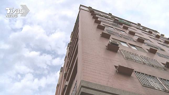 4歲女兒從8樓墜地亡　媽媽講電話渾不知