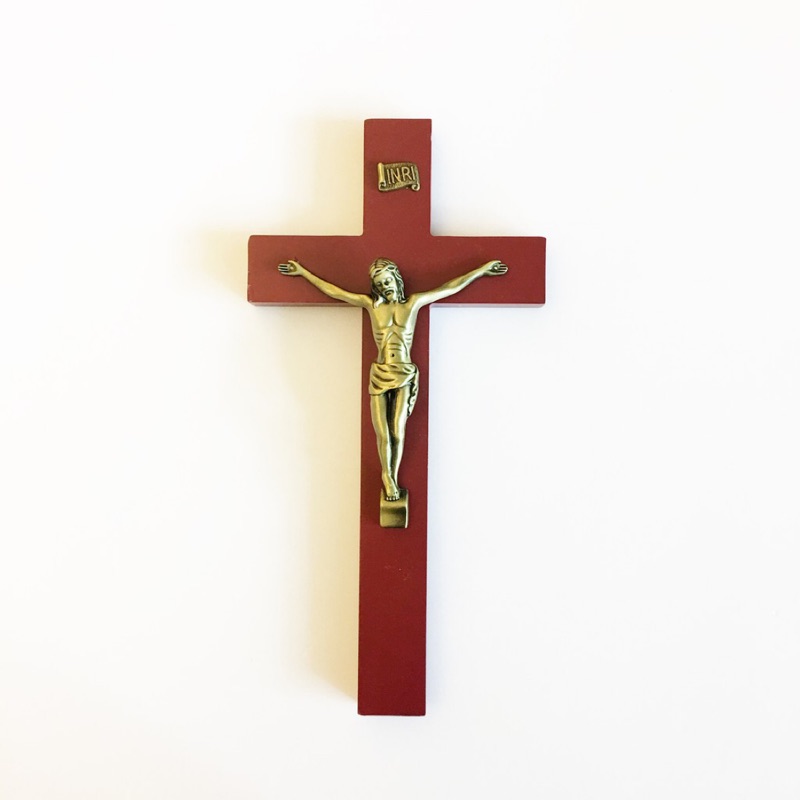 【名稱】紅木色天然櫸木耶穌苦像十字架掛件【材質】天然櫸木、鋅合金【尺寸】26 x 13 x 1.5cm(長x寬x厚)【備註】圖片為實物拍攝，因技術、設備有限，及每個顯示器顯示的顏色不同，會有色差，全手工製作精緻工藝，部分小瑕疵，完美主義者請勿下單【十字架的意義】十字架在遠古就已經是普遍存在的符號，它代表太陽。巴比倫太陽神，通常與外接圓組成太陽輪。也有學者推論十字架與太陽崇拜有著一定意義的聯繫。在銅器時代，高盧人的陶器，寶石和硬幣上，經常出現十字架。另外十字架也有象徵了生命之樹，是一種生殖符號，豎條代表男性，橫條代表女性。十字架出現在墨西哥、秘魯，最為重要的是出現在中美洲，暗指四種風，它們是造雨的源泉。北美達科達印第安人（Dakotas）也用十字架來表達四季風。早期在中國的象形文字中十字架的意義反映的是大地(田、土)，代表生命的生長。十字架也是古代用來處以死刑的一種殘酷刑具，代表罪罰和死亡。自從耶穌基督被釘死在十字架上，用自己的生命為世人贖罪，給人類帶來了永遠的生命之後，聖教會就把代表救贖和生命的十字架作為信仰的印記。十字架就具有了信仰、拯救、基督、福音等一系列文化符號內涵。十字架有不同的類型，如耶穌受難十字架（苦像十字架）、耶路撒冷十字架、凱爾特十字架等。‧ 十字架上的罪狀牌上寫著“罪犯”的的名號——“納匝肋的耶穌，猶太人的君王”，這是龐提彼拉多為了嘲笑耶穌所製的名牌。耶穌的罪狀牌當時是以希伯來文、希臘文和拉丁文三種文字書寫的。通常情況下，希臘文縮寫為INB，而拉丁文縮寫為INRI。‧ 十字架不僅提醒基督信友耶穌為我們的罪釘死在十字架上，同時它也是愛的象徵。在教堂里和彌撒期間，必須有十字架。作為最有力的驅魔聖物，無論是親吻、懷抱還是手持十字架，我們都可以祈求天主護佑，免受邪魔侵擾。