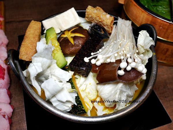 【基隆火鍋】暖鍋物 #7種特色湯底 #生日送肉蛋糕 #營業至凌晨400 #慶生、宵夜、聚餐的好去處 (21).JPG