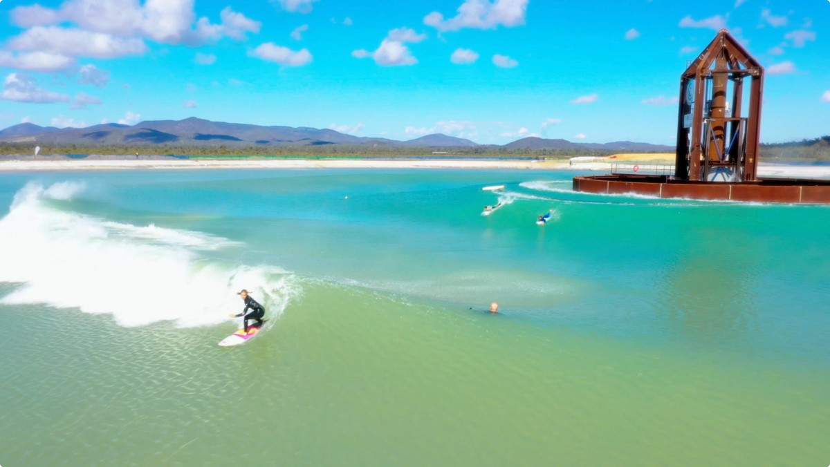 湖でビッグウェーブに乗れる 巨大な波を発生させるマシン Surf Lakes