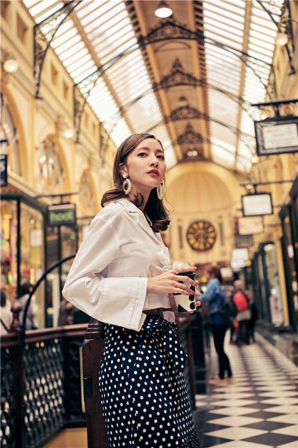 新品限時甜甜價優惠 2/18 10:00~2/24 23:59 挺版襯衫面料；正面排釦和大口袋設計；袖口特殊雙層造型；寬鬆版型。