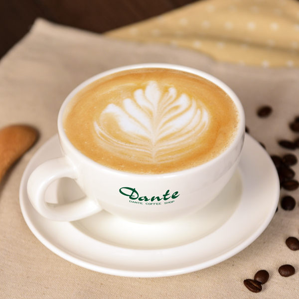 採用100%阿拉比卡咖啡豆，加入頂級鮮奶及細柔滑膩的奶泡，為您帶來充滿香濃咖啡味的浪漫。