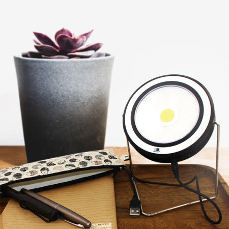 ◆光源可依使用者的需求，做360度調整 ◆贈送USB充電線一條，可用電腦USB充電 ◆本體上的標準USB介面，可搭配其他USB商品使用 ◆本產品已投保產品責任險1000萬元