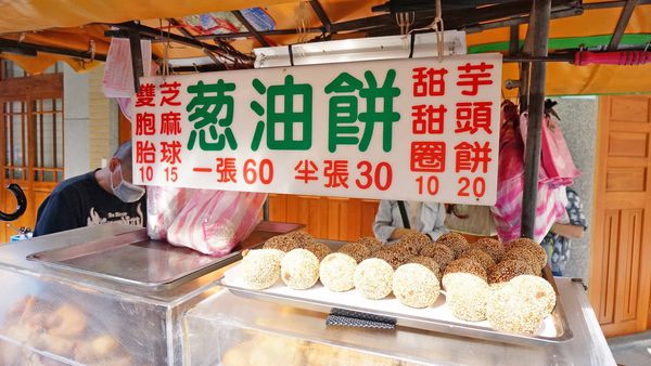 【台北美食】迪化街無名路邊攤蔥油餅-極力推薦來這必吃的超不起眼隱藏版美食