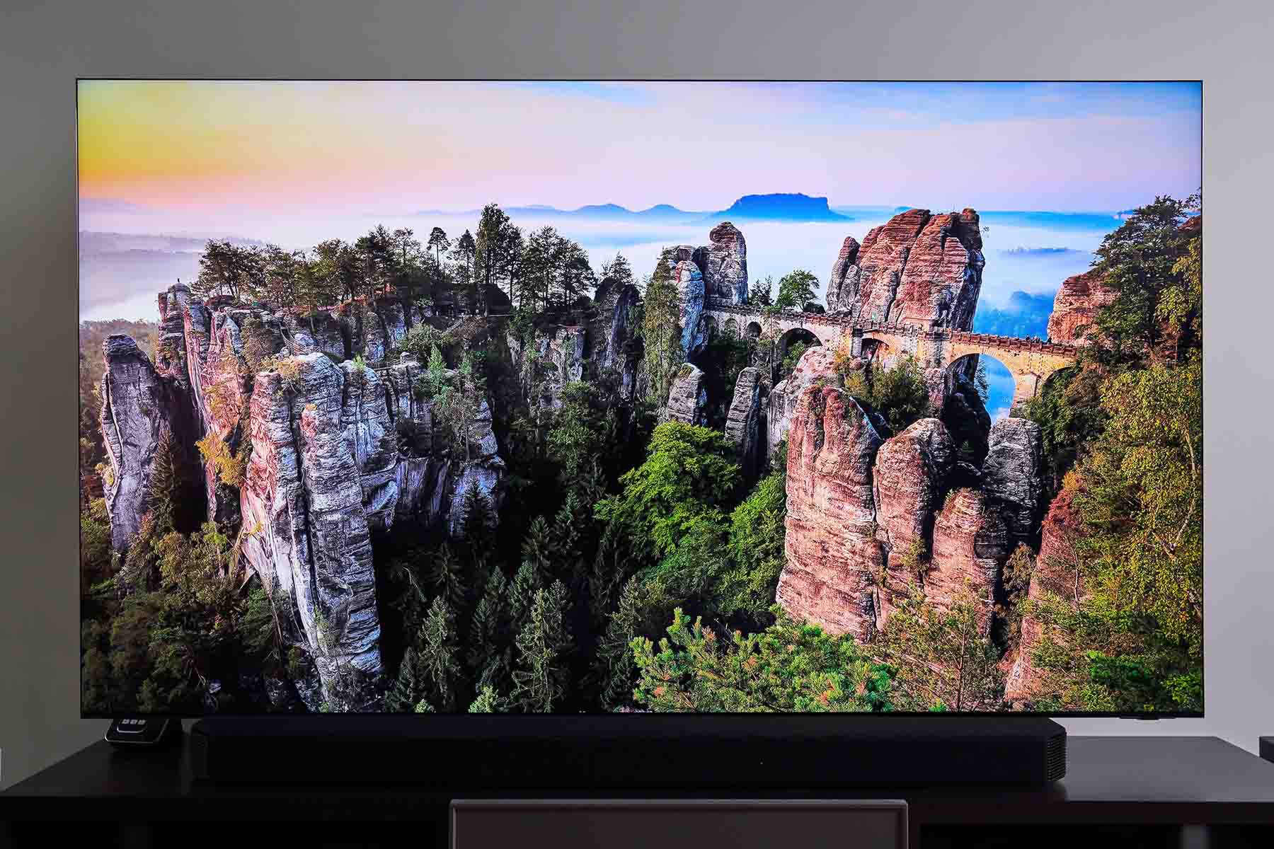 從上圖這個畫面可以明顯感受到「豐富的明暗及色彩變化」，這樣的表現都歸功於數以萬計的量子 Mini LED 背光源，經由 AI 智慧處理後，所達成的 8K 超能控光精準度，因此就算是只佔據畫面一個小角落的區域，其亮度與彩度也能獲得最精準的控制。