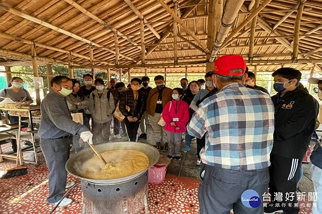 師生們從採收甘蔗、削甘蔗、熬煮甘蔗到翻炒黑糖等逐一體驗