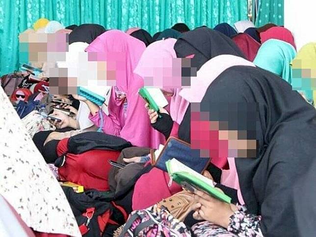 Ilustrasi santriwati di pondok pesantren. (Foto: Instagram/Indonesiatanpapacaran)