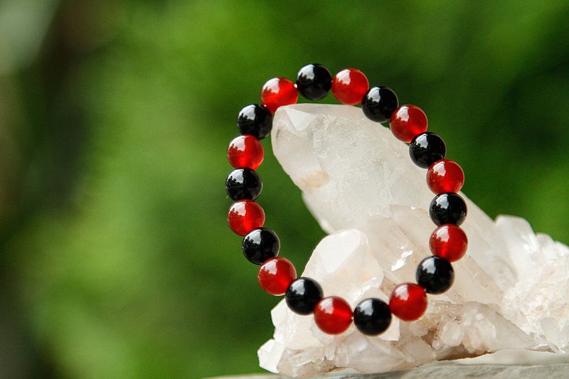 此手環設計以8mm黑、紅瑪瑙搭配製作