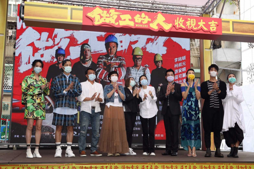 製作人林昱伶及導演暨編劇鄭芬芬攜手主要演員柯叔元、游安順、苗可麗、薛仕凌、曾珮瑜、曾敬驊、孟耿如、方宥心舉辦「上樑儀式」。（攝影／張祐銘）