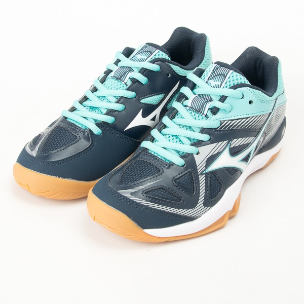 #Mizuno #現貨 #Mizuno羽球鞋 #美津濃羽球鞋 #羽球鞋建議售價NT$2,680材質鞋面：合成纖維+人工皮革大底：橡膠大底重量約300g(27.0cm單腳)特性A.平行波浪片，增加安定性