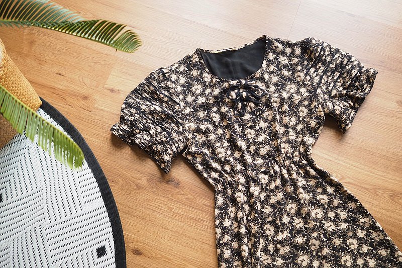 **size M** - Chest 35 - Waist 28 - Hip 42 - Length 47.5 - Shoulder to waist 15 - Shoulder width 15 -