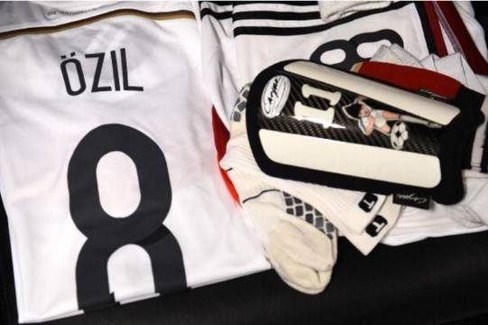 Atribut Mesut Ozil