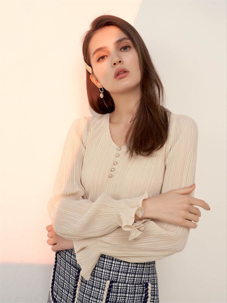 微光壓褶Ｖ領珍珠釦上衣
