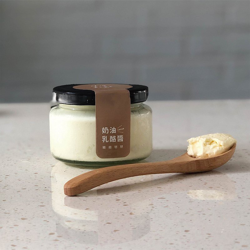 用天然甜菊糖與赤藻醣醇取代蔗糖，有著超越一般奶油乳酪醬的香甜濃郁層次口感。使用純天然.無任何添加的鮮奶油與奶油乳酪製成。抹上厚厚的鮮奶油乳酪醬任何甜點口感再升級。冷凍後還可以當成冰淇淋來吃！