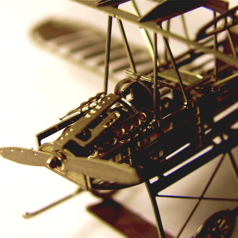 也是Air Dreamer所代表的態度。 本品完全比照第一次世界大戰期間，Albatross戰鬥機真實比例1:120，機身由純銅製成，表面經兩道手續處理，第一道防銅綠、第二道則使用特殊復古紋電鍍，讓表
