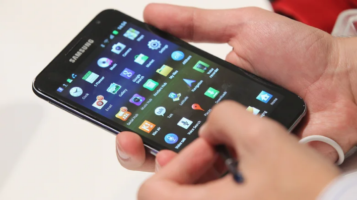 2012-samsung-invents-the-phablet-1702671324.png