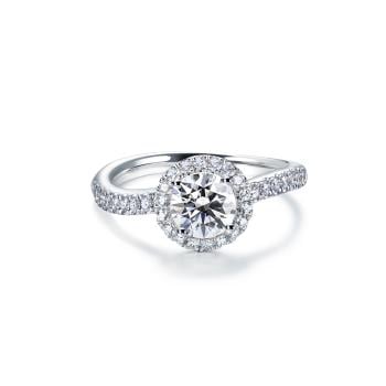 戒指以「星宇」為設計主題，在主石旁圍繞多顆圓鑽鑲石，猶如被愛環繞的浩瀚宇宙。