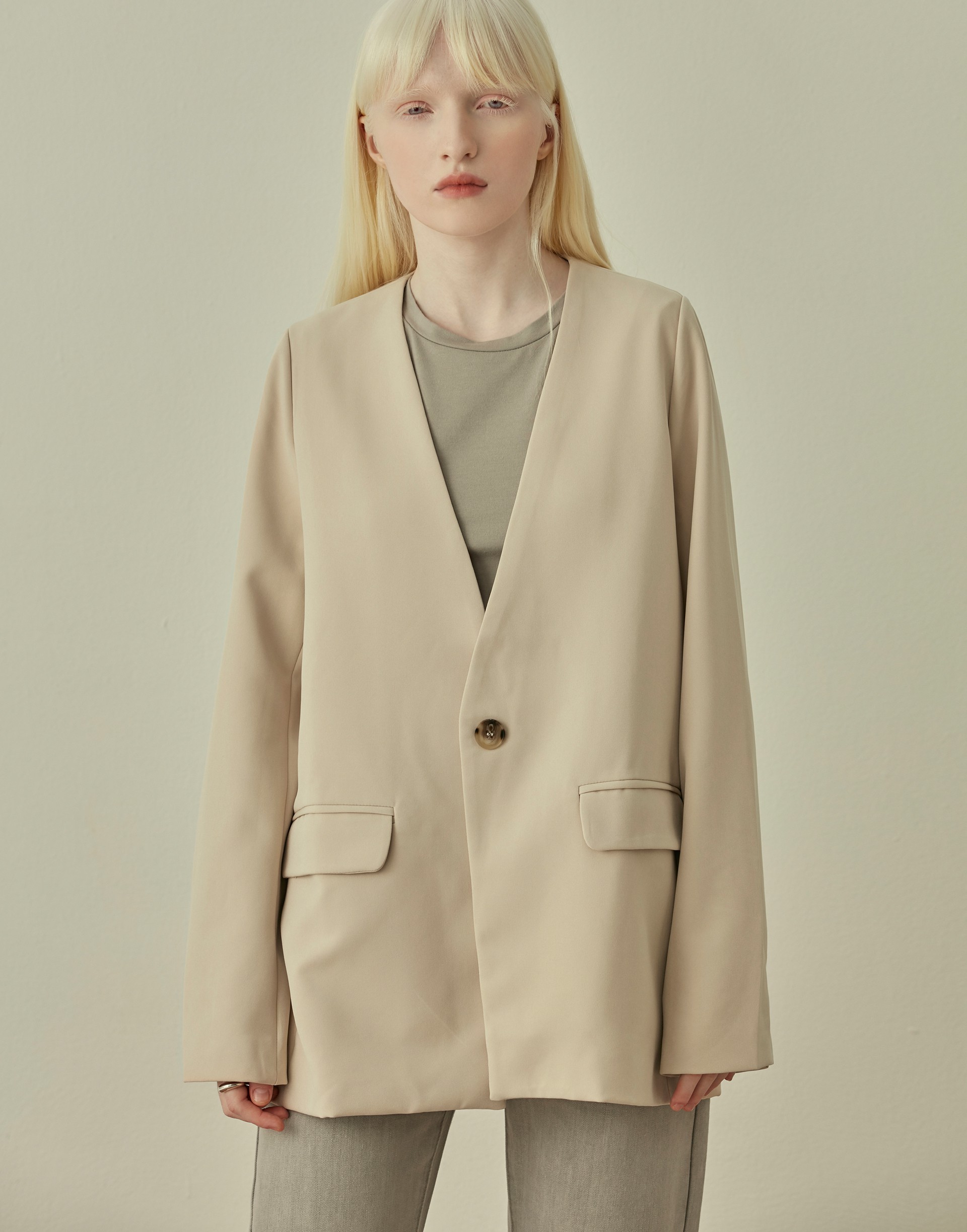 彈性：適中 高端質感西裝棉質料、無領設計、V領及袖口開一釦、有內裡、率性寬鬆修飾版型