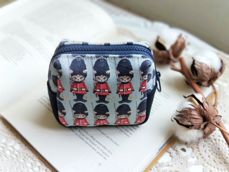 身邊總有些小東西 臨時想找東西 東找西找總是找不到 有個可以收納的小包 不會暫太大空間 找東西方便多了 這個口袋收納包的尺寸 專門為女孩子身上隨身攜帶 哩哩叩叩的東西 例如護唇膏、眼線、髮圈等 找一個