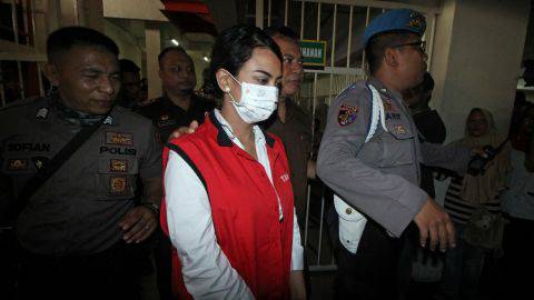  Tangis Vanessa Angel Tunggu Kehadiran Rian Subroto di Sidang