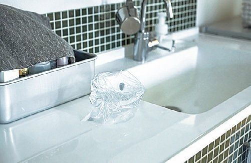 床にこぼした油はアレをふりかけるだけで解決