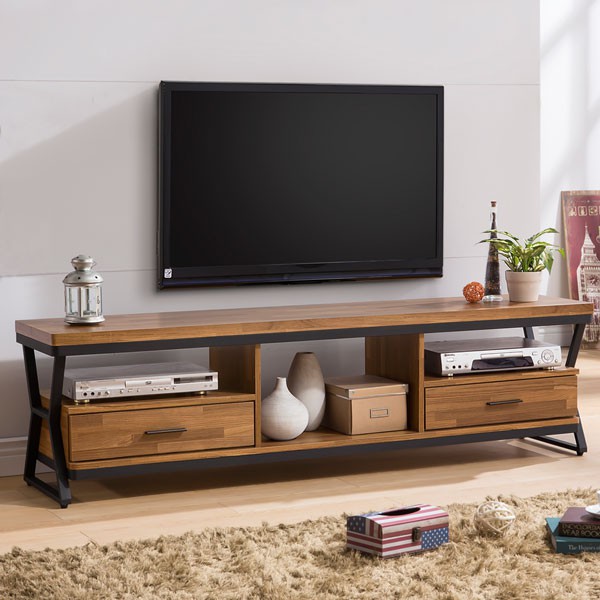 產品簡介◆自然原木色系◆現代工業風格◆簡約質感手把產品介紹《ACCESSCO》工業風6尺電視櫃，運用霧面黑砂鐵件框架，穩固不易搖晃且堅固耐用，加上沉穩色調的原木紋理，極簡造型質感手把，腳座挑高，隔離地